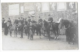 EQUIPAGE DE CHASSE A COURRE Carte Photo Cavaliers Attelages Devant Un Mur Publicitaire - Otros & Sin Clasificación