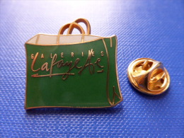 Pin's Arthus Bertrand - Sac Galeries Lafayette - Vert - Doré (AA53) - Arthus Bertrand