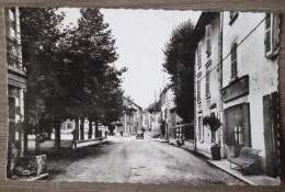 (38).VIRIEU SUR BOURBRE.PLACE HENRI CLAVEL ET GRANDE RUE.CIRCULE 1966.TBE.CPSM PHOTO VERITABLE. - Virieu