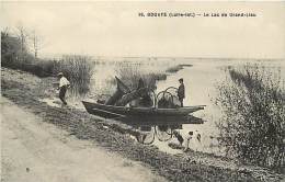 - Loire Atlantique - Ref-B459 -  Bouaye - Le Lac De Grand Lieu - Pecheurs Et Leus Nasses - Pêche - - Bouaye