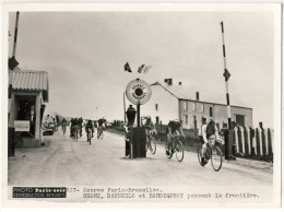 PARIS-BRUXELLES-   DANNEELS  REBRY  HARDIQUEST PASSENT  LA  FRONTIERE  N983 - Ciclismo