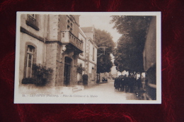 LESNEVEN - Place Du Château Et La Mairie - Lesneven