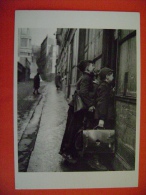 CPM PHOTO DE R. DOISNEAU  - LES ECOLIERS CURIEUX 1953 - Doisneau