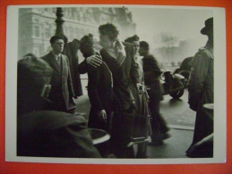 CPM PHOTO DE R. DOISNEAU  - KISS BY THE HOTEL DE VILLE PARIS 1950 - Doisneau