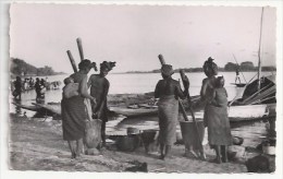 AFRIQUE - A.0.F. -  JEUNES FEMMES PREPARANT LE REPAS AU BORD DU NIGER - Niger