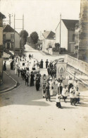 NEUVY-SAUTOUR - PROCESSION PLACE DE L'EGLISE - SUPERBE CARTE PHOTO - Neuvy Sautour