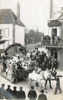 NEUVY-SAUTOUR - CHAR DEVANT LE CAFE EPICERIE TABAC BERNOT - SUPERBE CARTE PHOTO - Neuvy Sautour