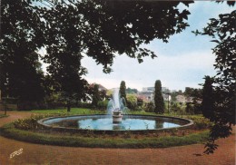 Carte Postale, Jet D'eau Du Parc Avec à L'arrière, Le Lycée Classique Et Moderne, Creutzwald - Creutzwald
