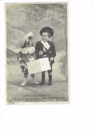 Cpa Série - Fillette Garçon Thème Mode Chapeau Robe Gros Carton  - La Petite Coquine Accepte Son Aide - 250/3 ?? - 1904 - Collections, Lots & Séries