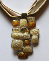 Collier Moderne En Métal émaillé, Et Cuir - Colliers/Chaînes