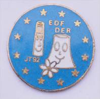 Pin's  EDF GDF - EDF DER - JT 92 - Cheminée De Centrale Nucléaire - Drapeau Européen - F100 - EDF GDF