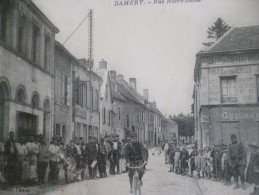 CPA Marne Damery Rue Notre Dame Animée Militaires Cycliste - Other & Unclassified