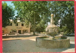 CPM 84 BEAUMES DE VENISE Place De La Fontaine Et Le Castellet - Beaumes De Venise