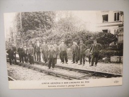 A366. CPA. Grève Générale Des Chemins De Fer. Gréviste Attendant Le Passage D'un Train.. Beau Plan Animé. Non Ecrite - Grèves