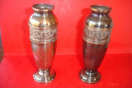 Paire De Petits Vases Métal Argenté.Décor Frise Style Louis XV.H:14 Cms Base:4,5 Cms.Années 30. - Zilverwerk