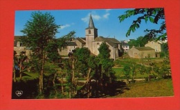 48 - Aumont Aubrac - ( Lozère ) - Un Coin Du Village Et L'église ------- 349 - Aumont Aubrac