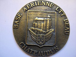 INSIGNE BRONZE BASE AERIENNE PLAQUE DE TABLE LA B.A LTT BEAU DE CHATEAUDUN 28 ETAT EXCELLENT - Luchtmacht