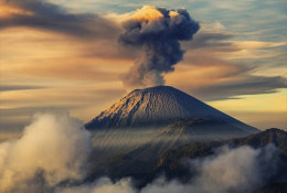 (N61-104 )  Vulkan Volcano Volcan Volcán Vulkanen , PRE-STAMPED CARD, Postal Stationery - Vulkane