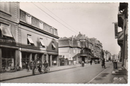57 HAGONDANGE - La Rue De La Gare, Magasin J Bauler, Cyclistes  (carte Neuve) - Hagondange