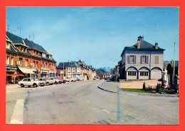 LONDINIERES - La Place Les Commerçant. - Londinières