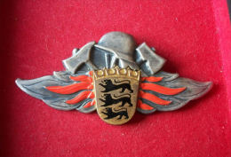 ALLEMAGNE -  INSIGNE DE CASQUETTE  POMPIERS BERLIN - Helme & Hauben