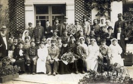 Carte-Photo Militaires Et Infirmieres Croix-Rouge    Très Animée - Croix-Rouge