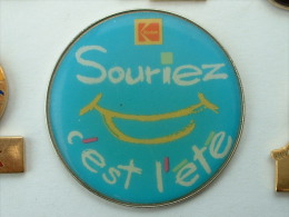 PIN´S KODAK - SOURIEZ C'EST L'ETE - Photographie