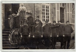 4 EME REGIMENT DEVANT UNE PIECE D ARTILLERIE - CUISINIERS AVEC PAIN ET LEGUMES EN MAIN - CARTE PHOTO MILITAIRE - Regimente