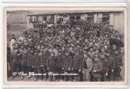 WWII - ALLEMAGNE - CAMP DE GORLITZ - ATTROUPEMENT DE PRISONNIERS DEVANT LES BARAQUEMENTS - 1941 - CARTE PHOTO MILITAIRE - Oorlog 1939-45