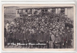 WWII - ALLEMAGNE - CAMP DE GORLITZ - ATTROUPEMENT DE PRISONNIERS DEVANT LES BARAQUEMENTS - 1941 - CARTE PHOTO MILITAIRE - Guerra 1939-45