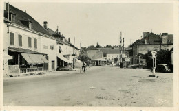 Dép 25 - Pompe à Essence - Chemins De Fer ( Passage à Niveau ) - L´Isle Sur Le Doubs - Rue Du Magny - Bon état Général - Isle Sur Le Doubs