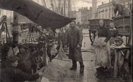 17...CHARENTE MARITIME....LA ROCHELLE....DEBARQUEMENT DE MORUES - La Rochelle