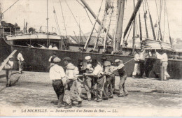 17...CHARENTE MARITIME.....LA ROCHELLE...DECHARGEMENT D'UN BATEAU DE BOIS - La Rochelle