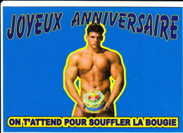 CPM HOMME NU GATEAU D ANNIVERSAIRE CACHE SEXE ON T ATTEND POUR SOUFFLER LA BOUGIE - Anniversaire