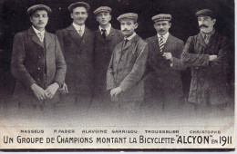 17...CHARENTE MARITIME....SAUJON...GROUPE DE CHAMPIONS MONTANT LA BICYCLETTE...PUB DE ROBILLARD - Saujon