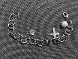 Braccialetto In Metallo Grigio Con Pendenti Croce Perla Pietra Brillante (naturalmente Non Vera, Tipo Strass) - Armbänder