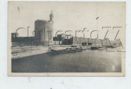 Aigues-Mortes (30) : Chargement D´une Barge De Tonneaux Sur Les Quais Du Rempart Nord-Ouest En 1953 PF. - Aigues-Vives