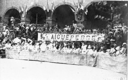 AIGUEPERSE CARTE PHOTO DANS LES ARENES ENFANTS DEGUISES EN PIERROT - Aigueperse