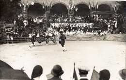 AIGUEPERSE CARTE PHOTO DANS LES ARENES HOMMES  DEGUISES EN TOREADOR EN TAUREAU - Aigueperse