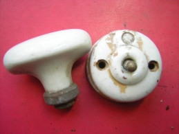 LOT DE 2 PIECES  UN INTERUPTEUR EN PORCELAINE ET UNE POIGNEE DE PORTE EN PORCELAINE AUSSI - Luminaires & Lustres