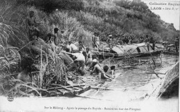 LAOS SUR LE MEKONG APRES LE PASSAGE DU RAPIDE REMISE EN ETAT DES PIROGUES - Laos