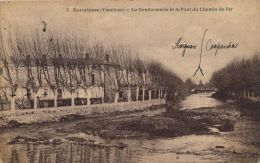 ENTRAIGUES - La Gendarmerie Et Le Pont Du Chemin De Fer - Entraigue Sur Sorgue