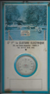 Plaque En Tole Publicité  Cloture Electrique Clos Elec- Avec Un Thermomètre -  Format 11.5 X 22.5 Cm . - Plaques En Tôle (après 1960)