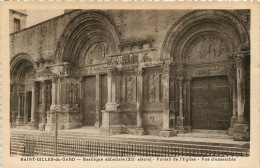 30  SAINT GILLES   DU GARD BASILIQUE ABBATIALE XII Siecle  PORTAIL DE L'EGLISE  VUE D'ENSEMBLE - Saint-Gilles