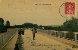 30 BAGNOLS SUR CEZE  Entrée De La Ville Par Le  Pont   JAMAIS VUE SUR DELCAMPE - Bagnols-sur-Cèze