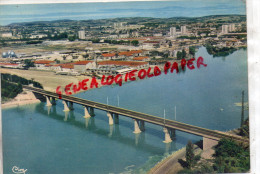 71 - MACON - VUE PANORAMIQUE AERIENNE - AU 1ER PLAN  LE PONT DE GENEVE ET LE PORT FLUVIAL - Macon