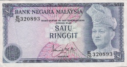 MALAYSIA  P13a  1   RINGGIT   1976 Prefix E   VF NO P.h. ! - Malaysia