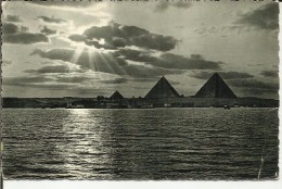 EGYPTE . PYRAMIDES . SUNSET NEAR PYRAMIDE - Piramidi