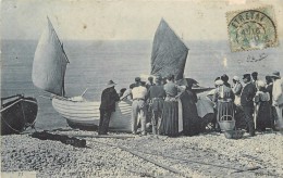 ETRETAT - La Vente Du Poisson Sur La Plage. - Etretat