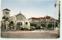 DEP 94 FRESNES PLACE DE L'EGLISE AVEC UN BUS - Fresnes